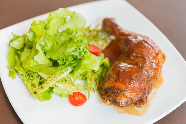 Salada de frango grelhado — Fotografia de Stock