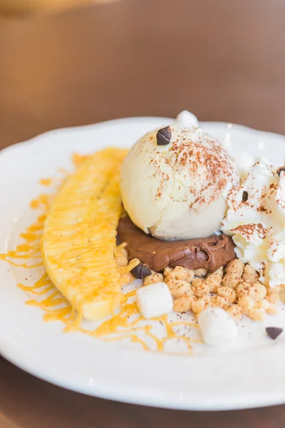 Vanille-ijs dessert — Stockfoto