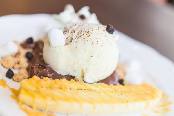 Gelato alla vaniglia dessert — Foto Stock