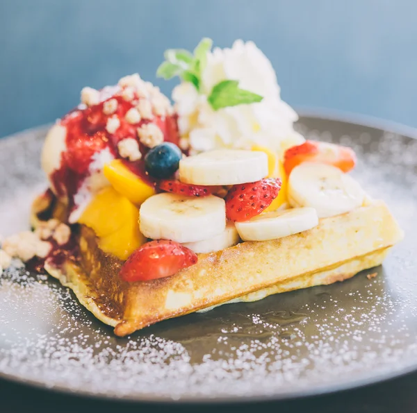 Gaufre aux fruits — Photo