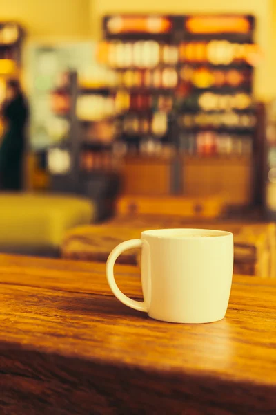 Latte xícara de café na mesa — Fotografia de Stock