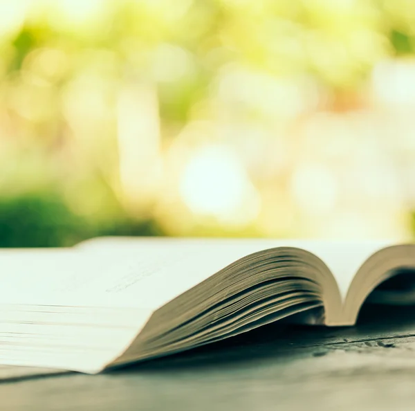 Open book on table — Stock Photo, Image