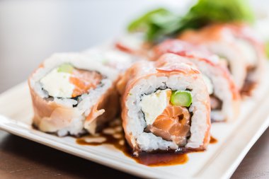 Somon suşi roll