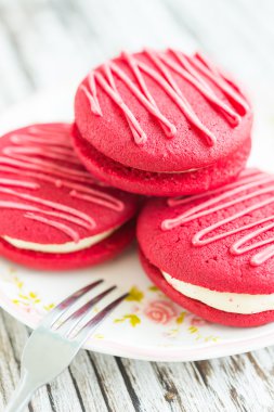 Kırmızı kadife acıbadem kurabiyesi