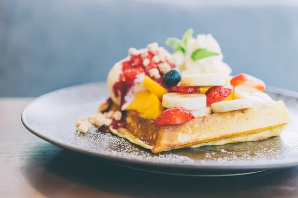 Waffle de frutas — Fotografia de Stock