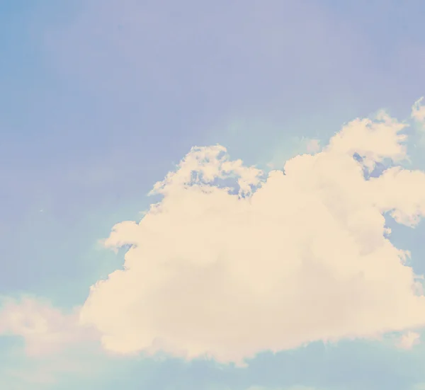 Пухнасті хмари в небі — стокове фото