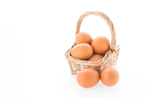 Jaja w koszyku izolowane na białym tle — Zdjęcie stockowe