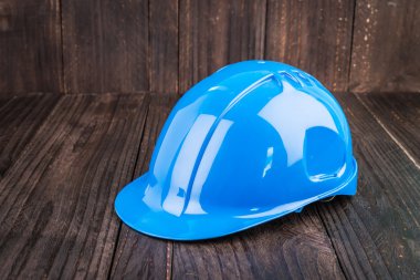 Ahşap arka plan üzerinde inşaat zor şapka