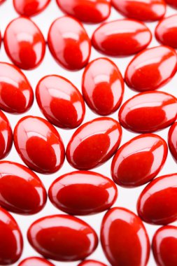 Beyaz arka plan üzerinde izole tablolar hap