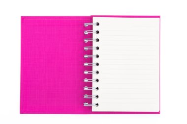 Beyaz arka plan üzerinde izole pembe not defteri
