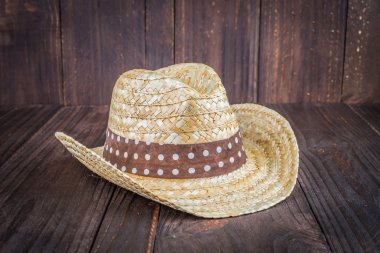 Ahşap arka plan üzerinde plaj şapka