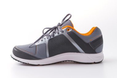 spor ayakkabıları beyaza izole edilmiş