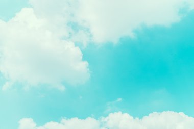 Mavi gökyüzünde bulut