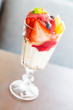 Tatlı Parfait meyve