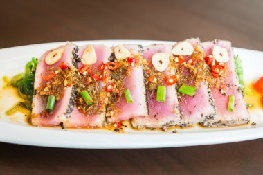 Baharatlı ton balığı salatası