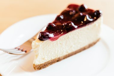 Yaban mersinli cheesecake dilim
