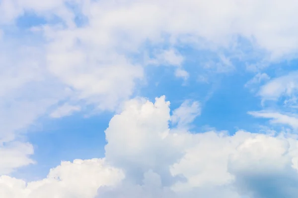 Nuvem no céu azul — Fotografia de Stock