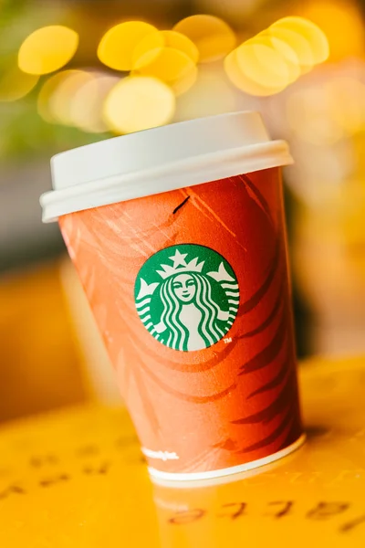 Bangkok, Thailand - 09 Dec 2014: Starbucks Coffee cup på Centra — Stockfoto