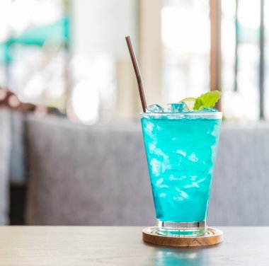 Mavi kokteyl cam