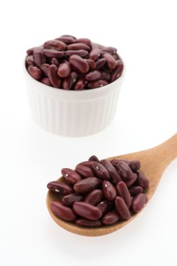 Beyaz arka plan üzerinde izole kırmızı fasulye böbrek