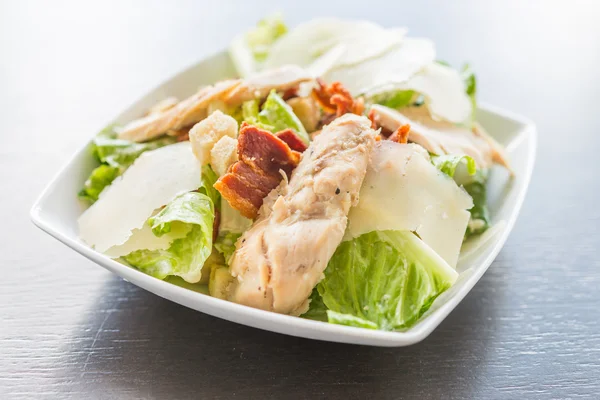 Курячий салат на грилі - здорова їжа — стокове фото