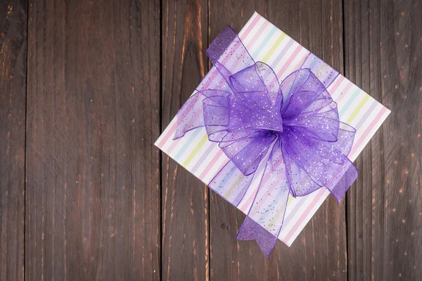 Geschenkbox mit Schleife — Stockfoto