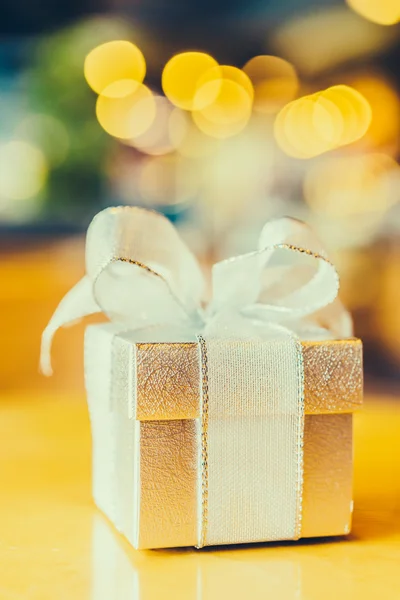 Gift box with ribbon — Stock Photo, Image