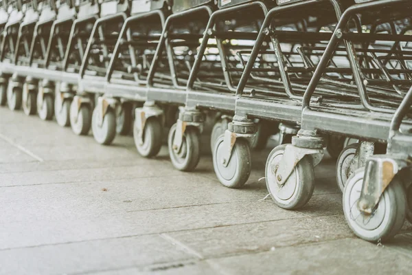 Alışveriş sepeti tekerlekler — Stok fotoğraf