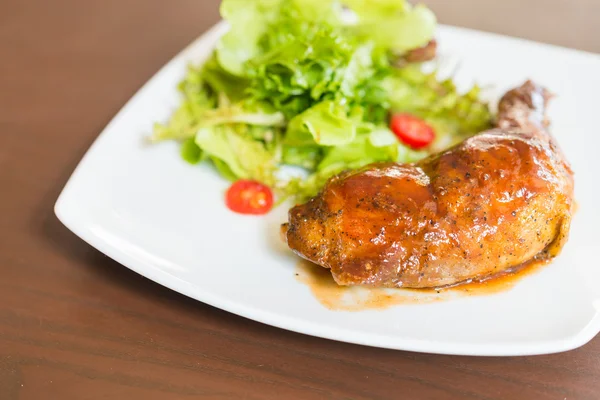 Grilovaná kuřecí salát — Stock fotografie