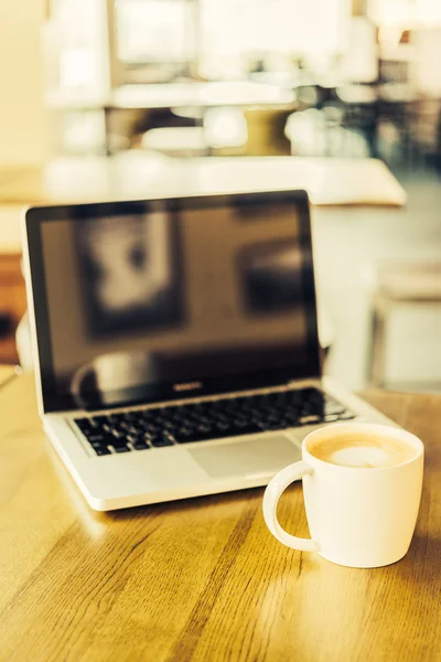 Coffee cup on table — Stock Photo, Image