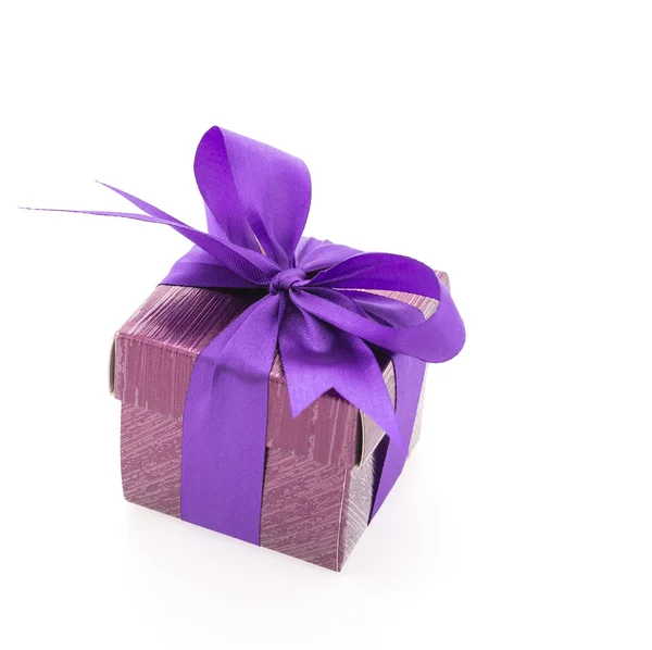 Caja de regalo púrpura —  Fotos de Stock