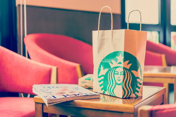 Papírový sáček Starbucks — Stock fotografie