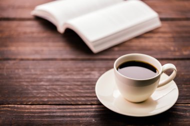 Kahve fincanı ve açık kitap