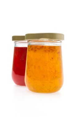 Reçel kavanozu beyaz arkaplanda izole edildi