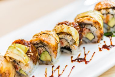 Yılan balığı balık suşi roll