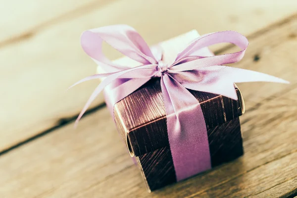 Purple gift box — Stock Photo, Image