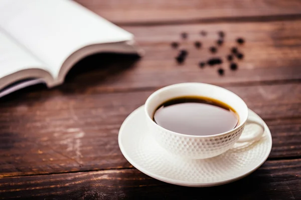 Coffee cup a fazole s knihou — Stock fotografie