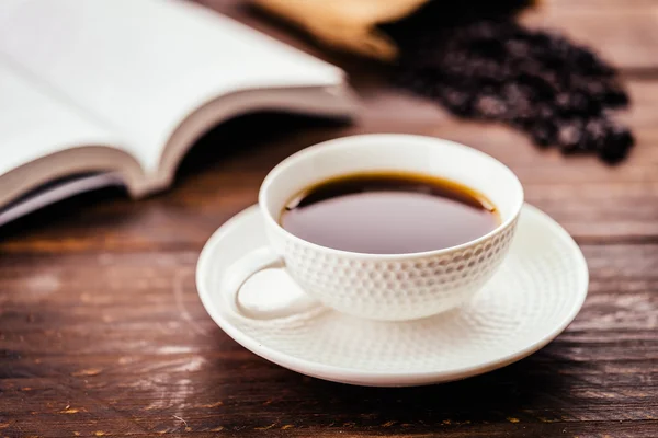 Tazza di caffè e fagioli con libro — Foto Stock