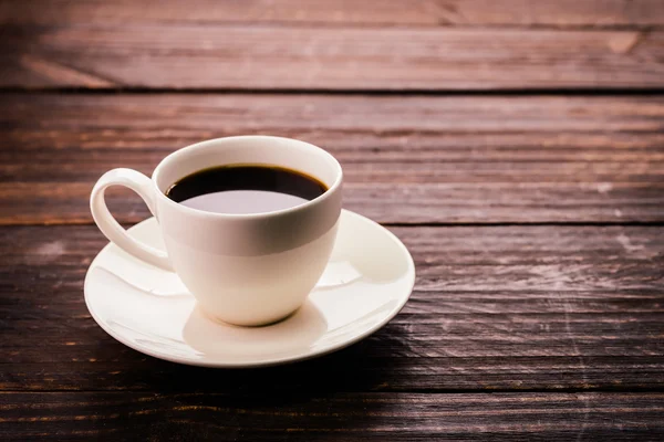 Kaffekopp på träbord — Stockfoto