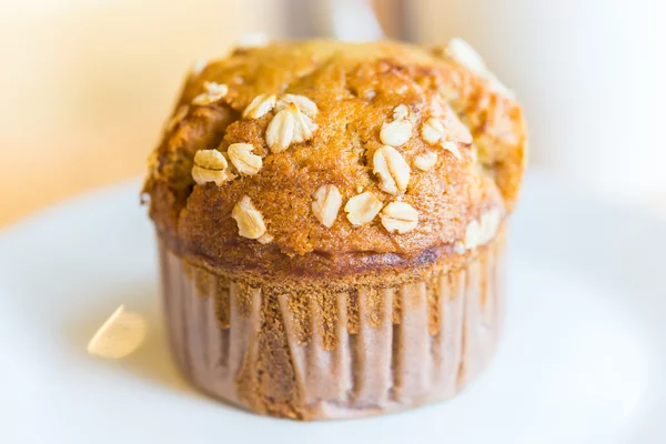 Havregryn muffin på tallrik — Stockfoto