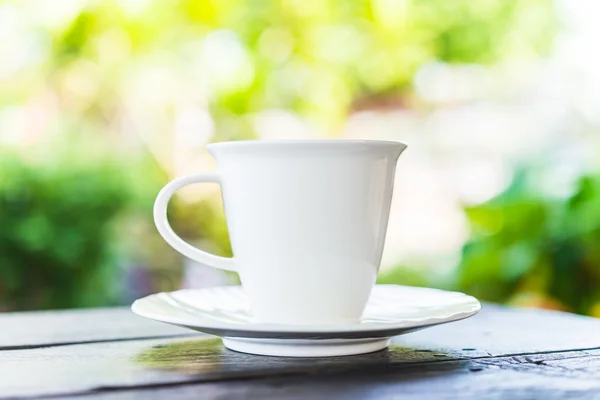 Xícara de café na mesa de madeira — Fotografia de Stock