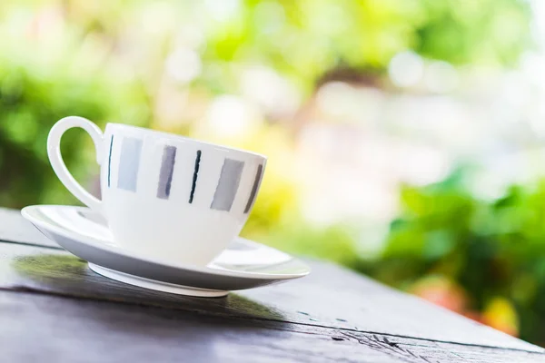 Xícara de café na mesa de madeira — Fotografia de Stock