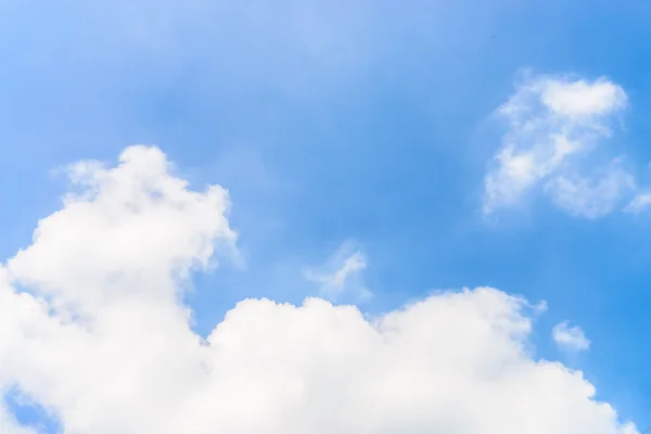 Wolken am blauen Himmel — Stockfoto