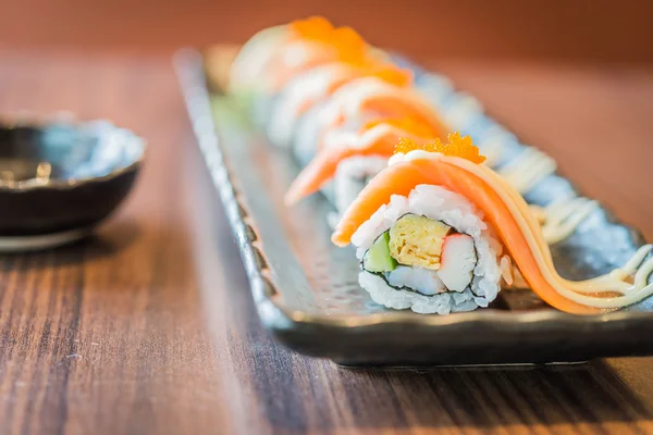 Maki mit Lachs-Sushi-Rolle — Stockfoto