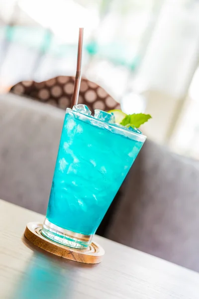 Blaues Cocktailglas — Stockfoto