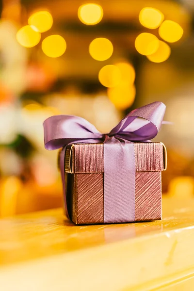 Caja de regalo con cinta — Foto de Stock