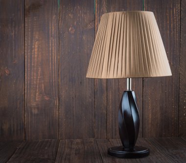 Ahşap üzerine sönük lamba