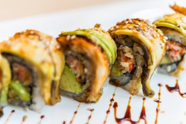 Yılan balığı balık suşi roll