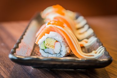 Somon suşi roll maki