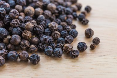 ahşap zemin üzerine karabiber